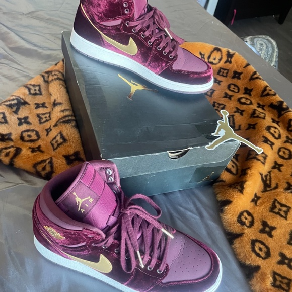 Limited Edition Velvet Princess Jordan sneakers - Picture 4 of 6
